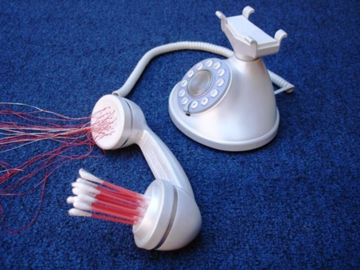 “Asepsiófono”, Adán Vallecillo. La pieza sugiere una necesaria higiene que nos mueva por fuera del control social que implica la razón instrumental mediática, pero seduce por la poderosa carga visual de un objeto construido con asociaciones puntuales y audaces.