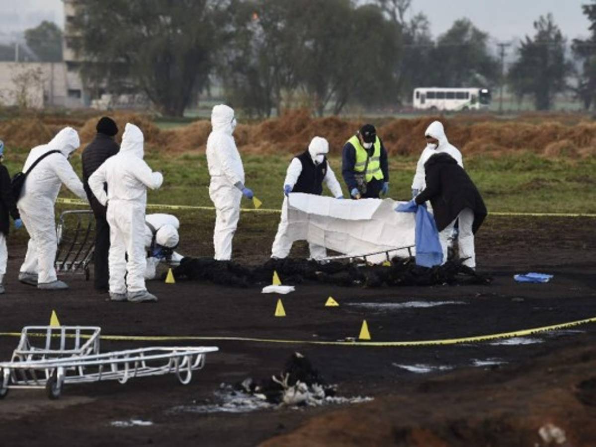 México investiga causas y posible negligencia en explosión de ducto saqueado
