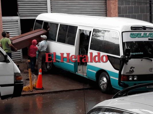Retiran el cuerpo del cobrador de bus asesinado en la capital de Honduras