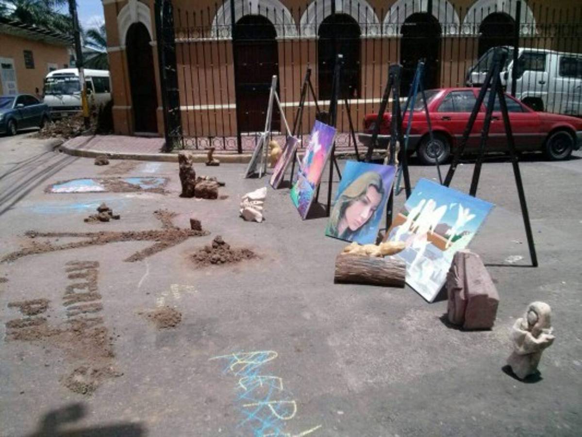Estudiantes de Bellas Artes realizan singular protesta