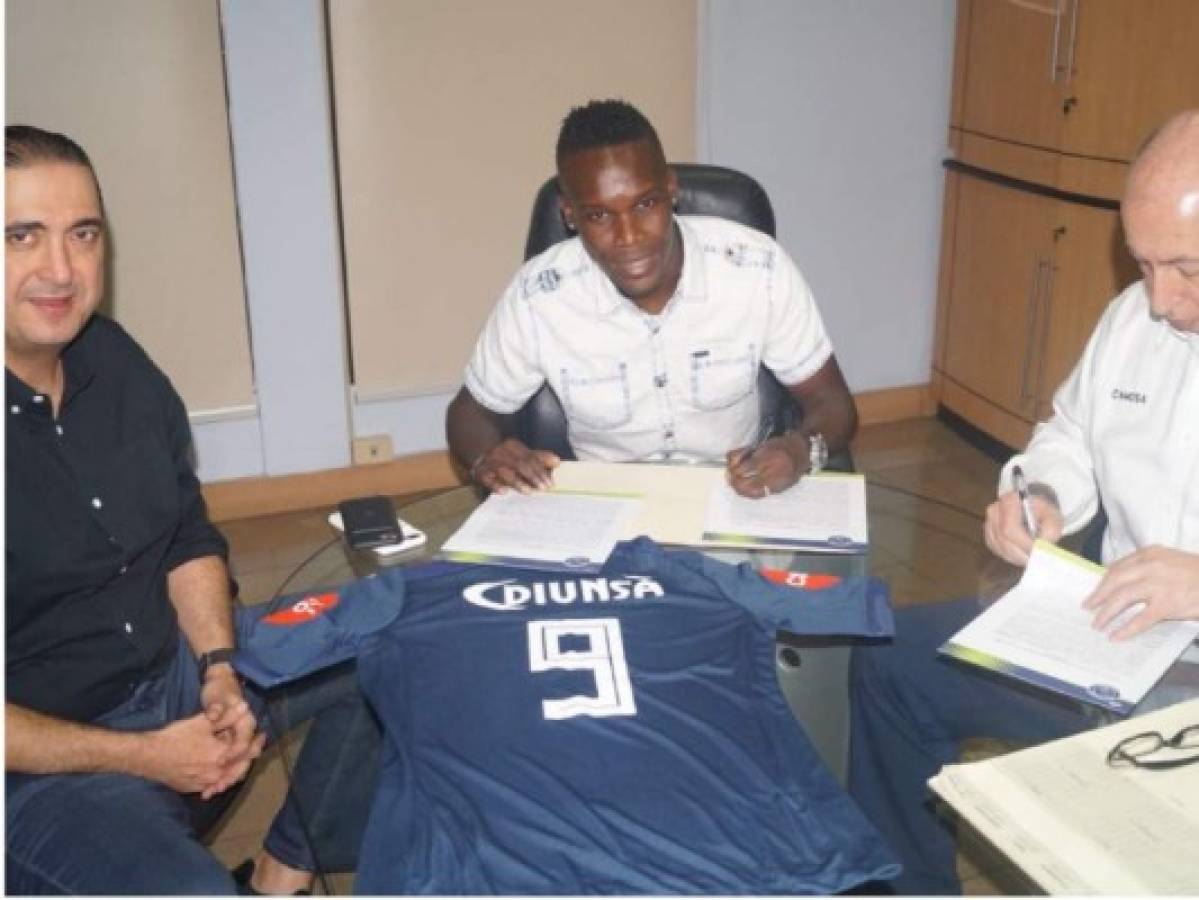 El delantero Rubilio Castillo renovó contrato con Motagua por dos años