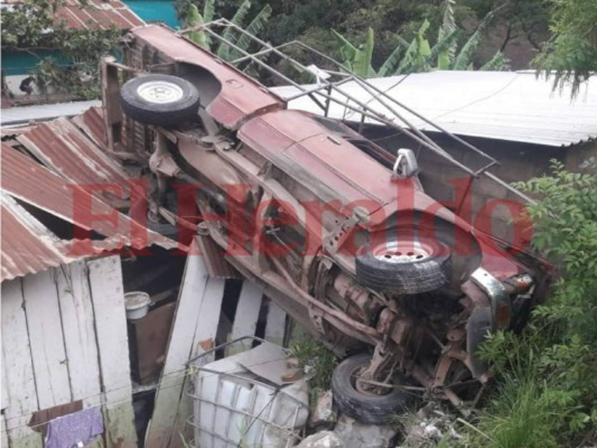 Vehículo cae sobre una vivienda y casi termina con la vida de un niño en la capital