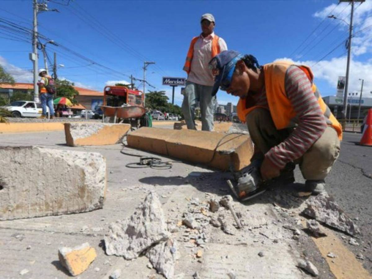 Tegucigalpa: Remueven bordillos del Trans 450 en Plaza Miraflores