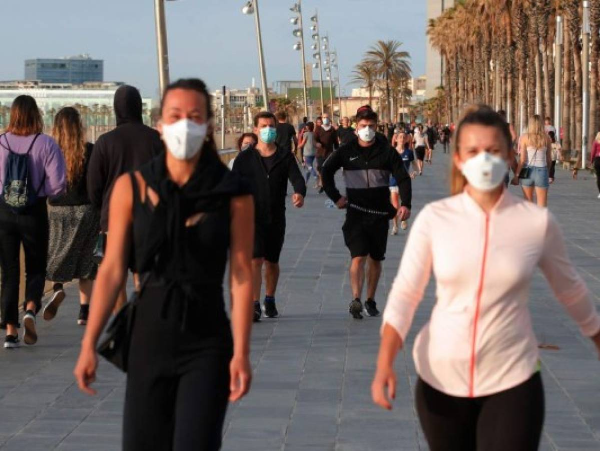 Españoles salen a pasear y hacer deporte tras estricto confinamiento