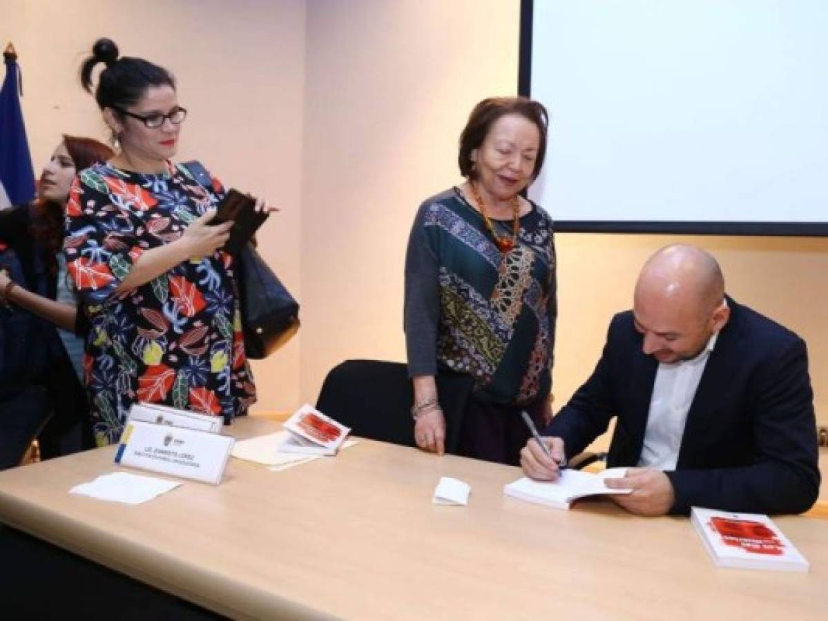 Con “Los días y los muertos” ganó el Premio Centroamericano y del Caribe de Novela “Roberto Castillo”. Foto: Cortesía