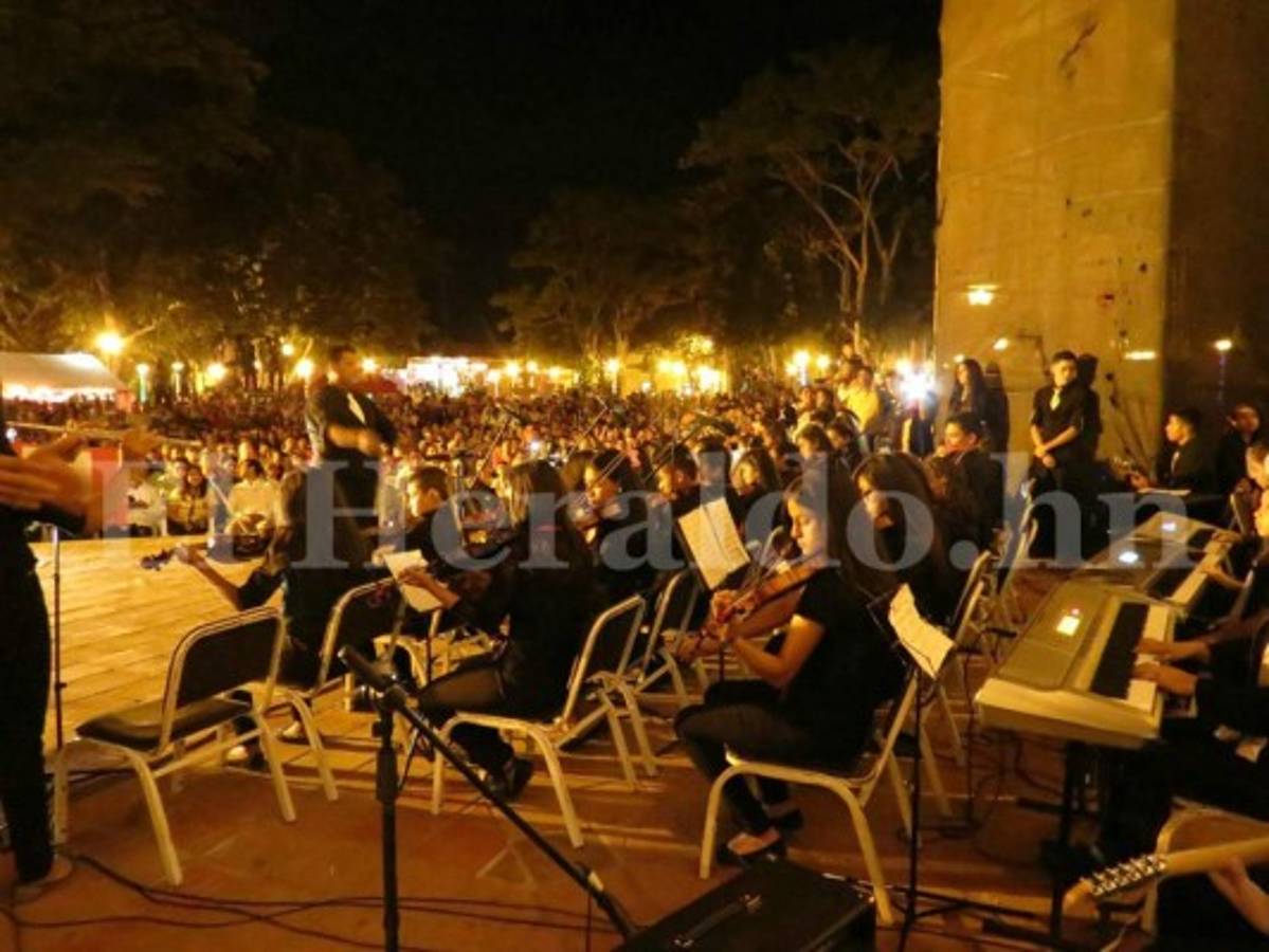 Comayagua celebra 479 años de fundación con juegos pirotécnicos