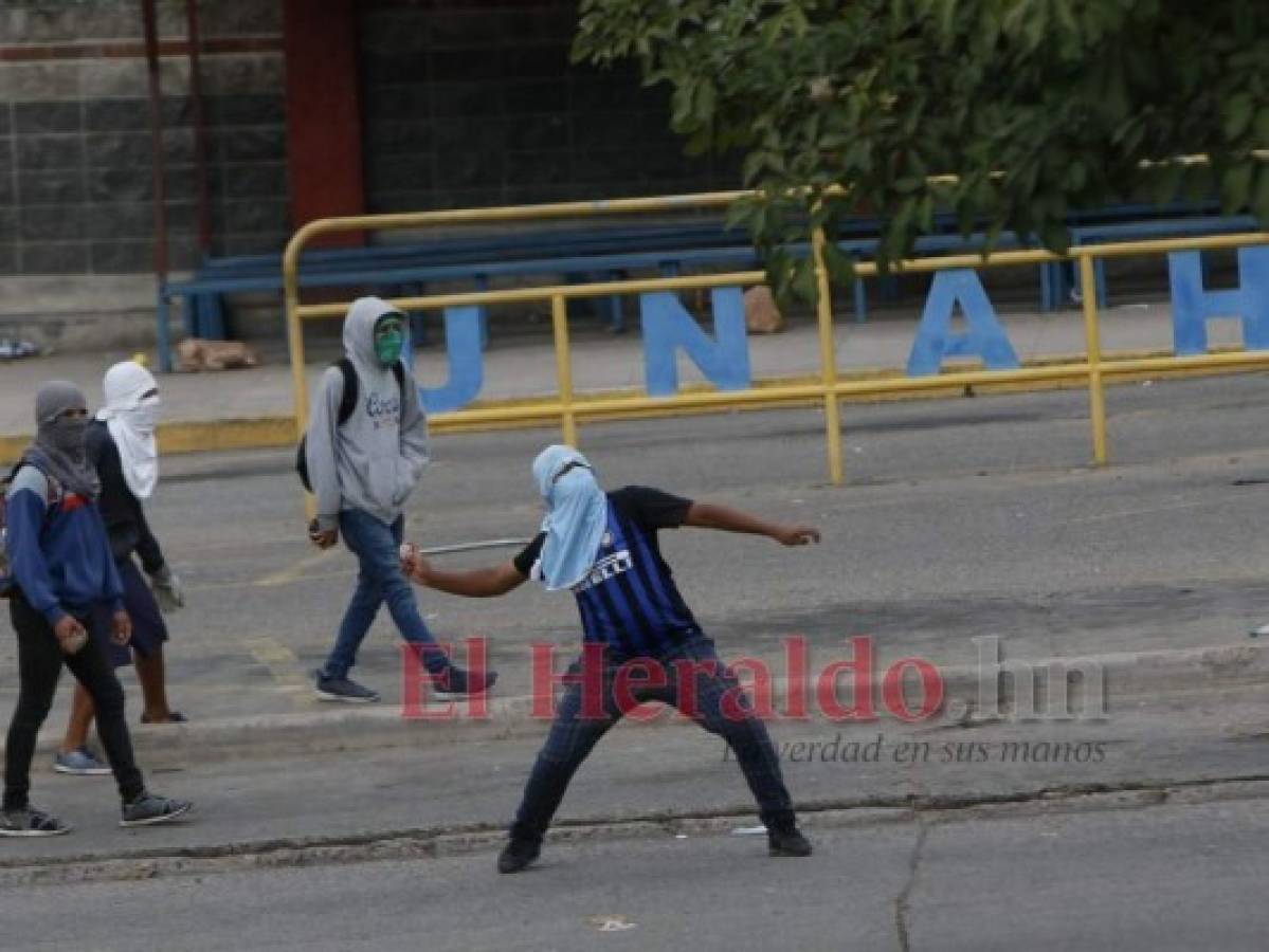 Encapuchados protagonizan disturbios enfrente de la UNAH