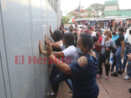 Familiares de reos piden a JOH retirar a militares de las cárceles