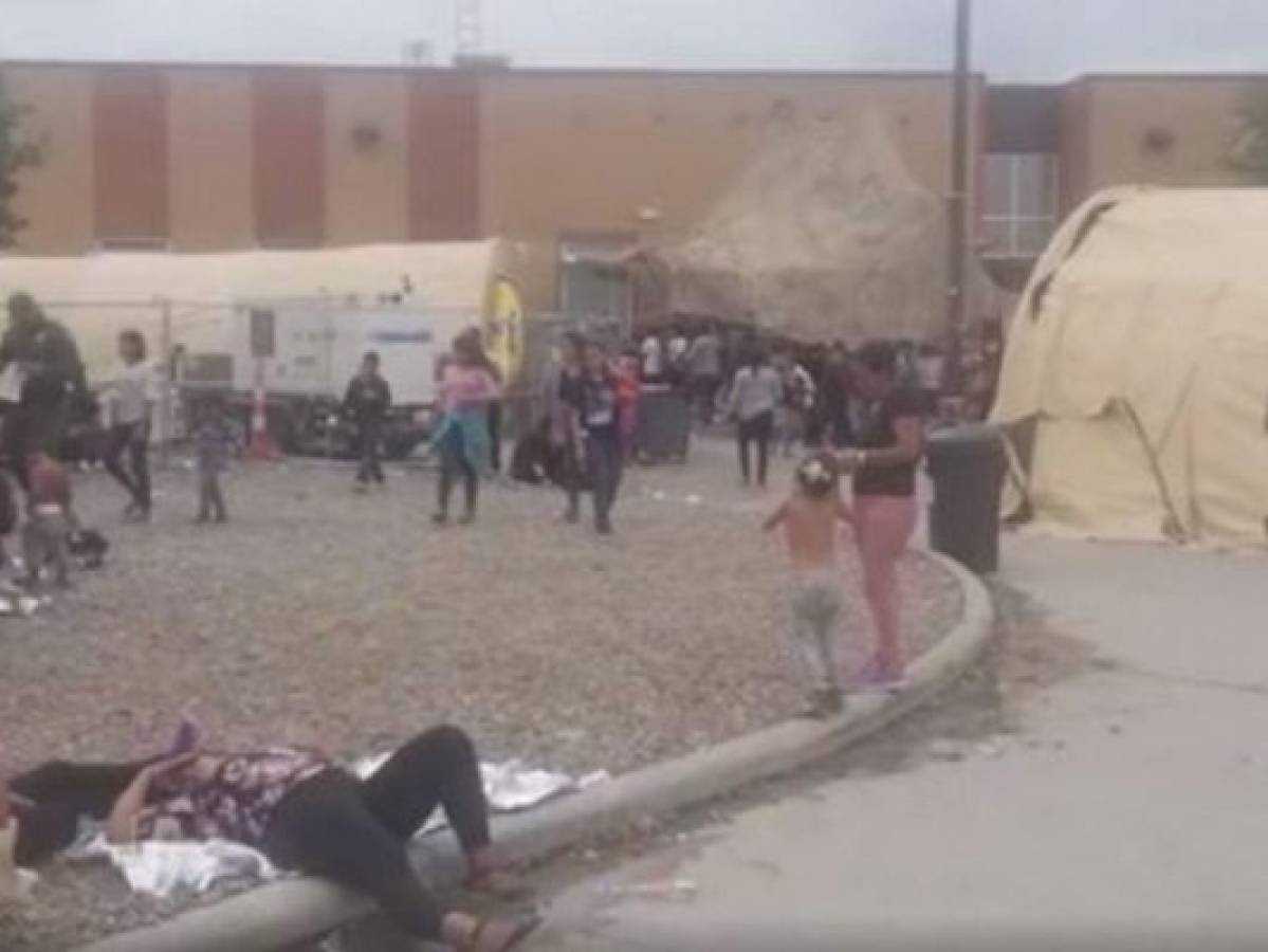 Migrantes duermen en el suelo de estación de Patrulla Fronteriza por hacinamiento