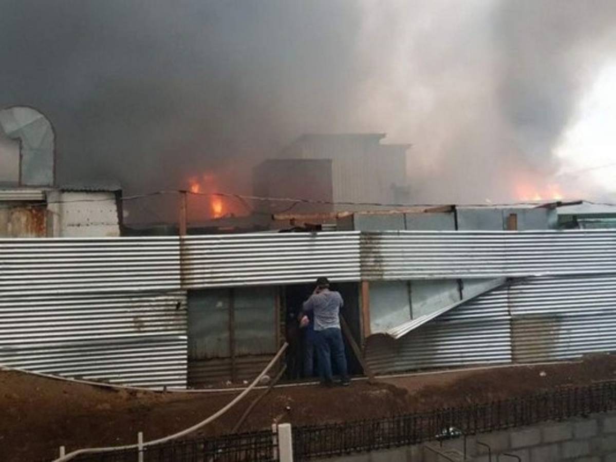 Incendio en Mercado Oriental consume 60 puestos en Nicaragua