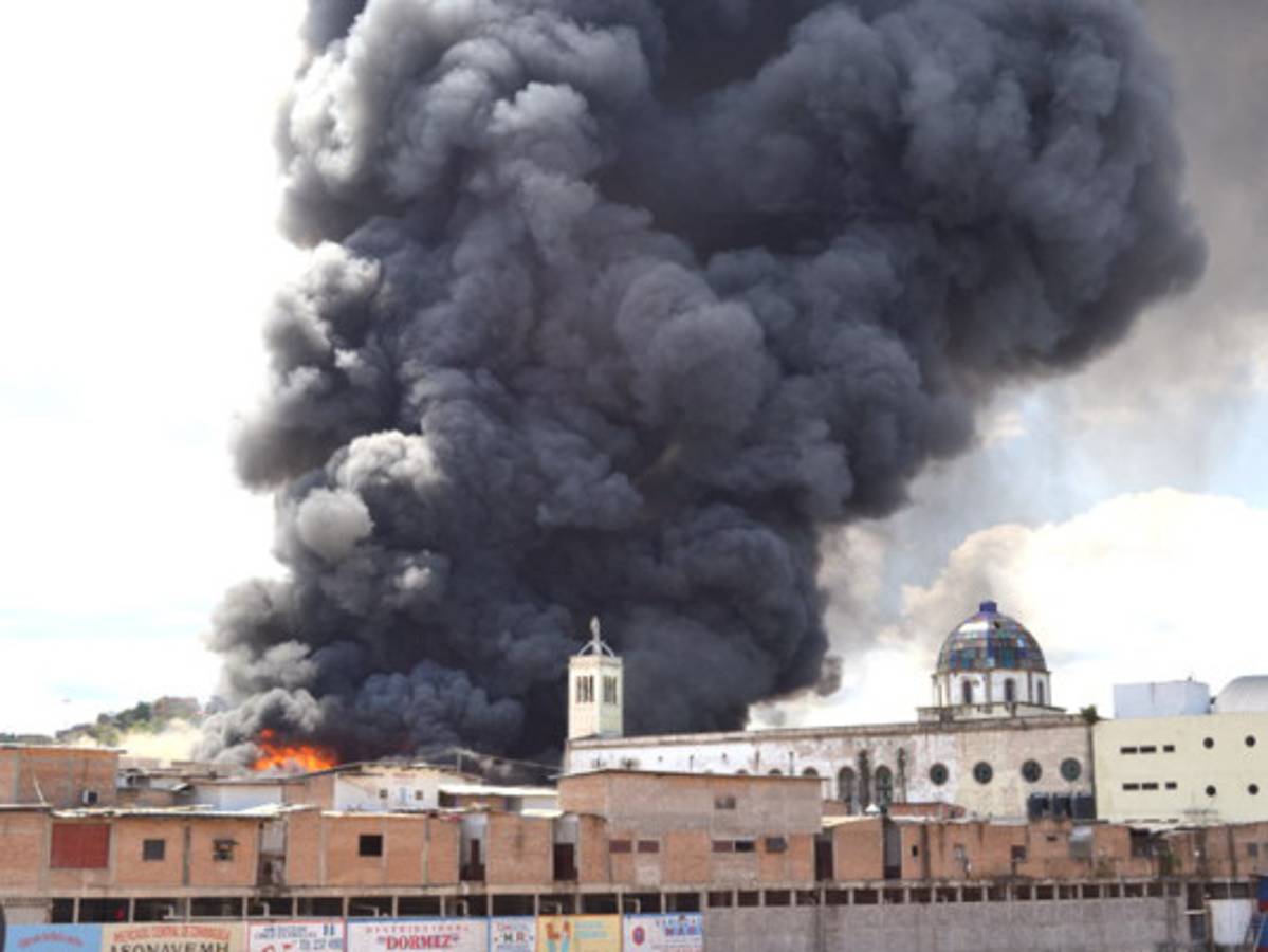 Voraz incendio arrasa con seis mercados de la capital de Honduras