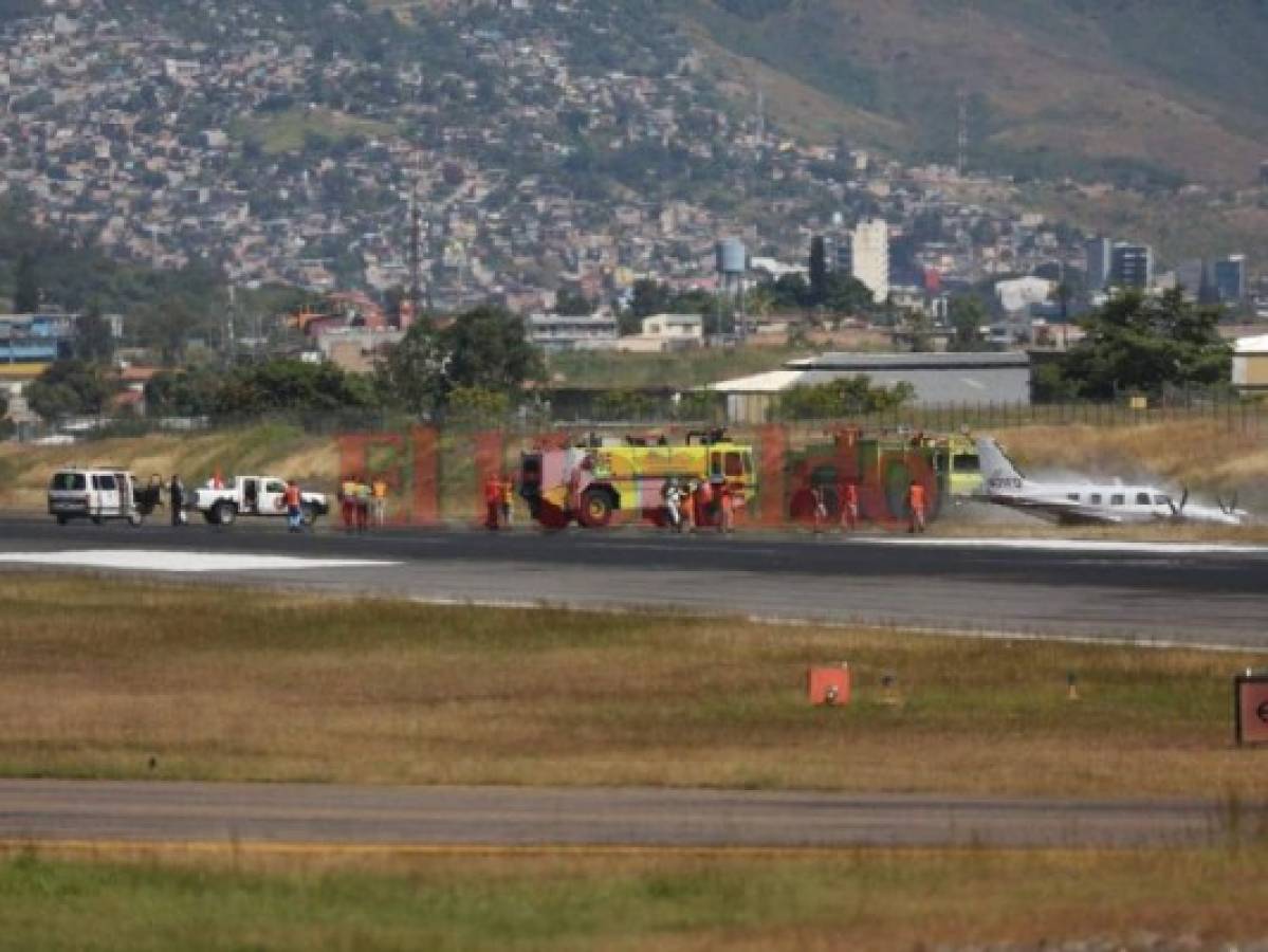 A eso de las 10:56 de la mañana, tras media hora de estar sobrevolando las inmediaciones del aeropuerto, y al menos cuatro intentos fallidos, la avioneta aterrizó forzosamente. (Fotos: David Romero / EL HERALDO)