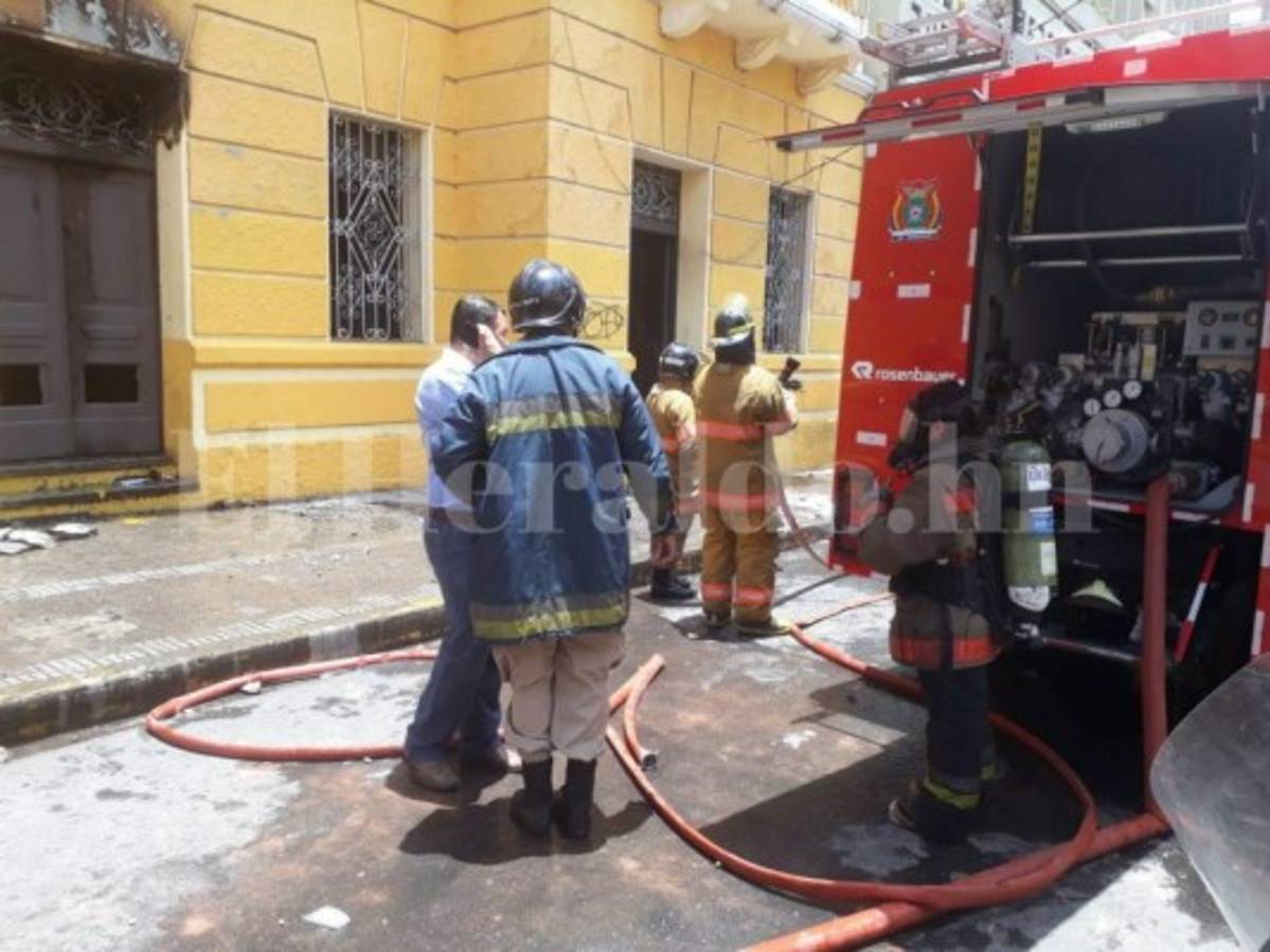 Fotos: Destruido parte del archivo capitalino luego que vándalos incendiaran el Palacio Municipal de Tegucigalpa