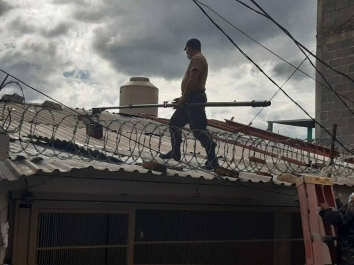 Neutralizan granada activada que estaba sobre el techo de una vivienda en la capital