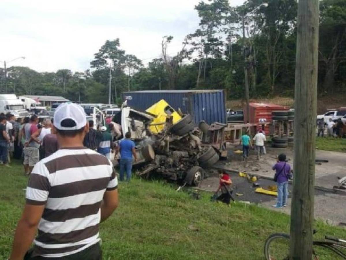 Dos muertos deja accidente entre dos rastras en la carretera a Puerto Cortés