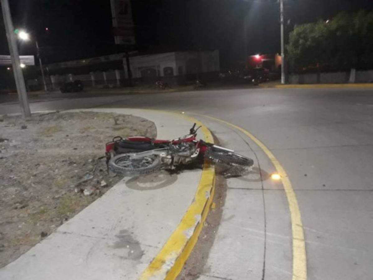 Acompañante de motociclista muere tras impactar contra una rotonda en San Lorenzo