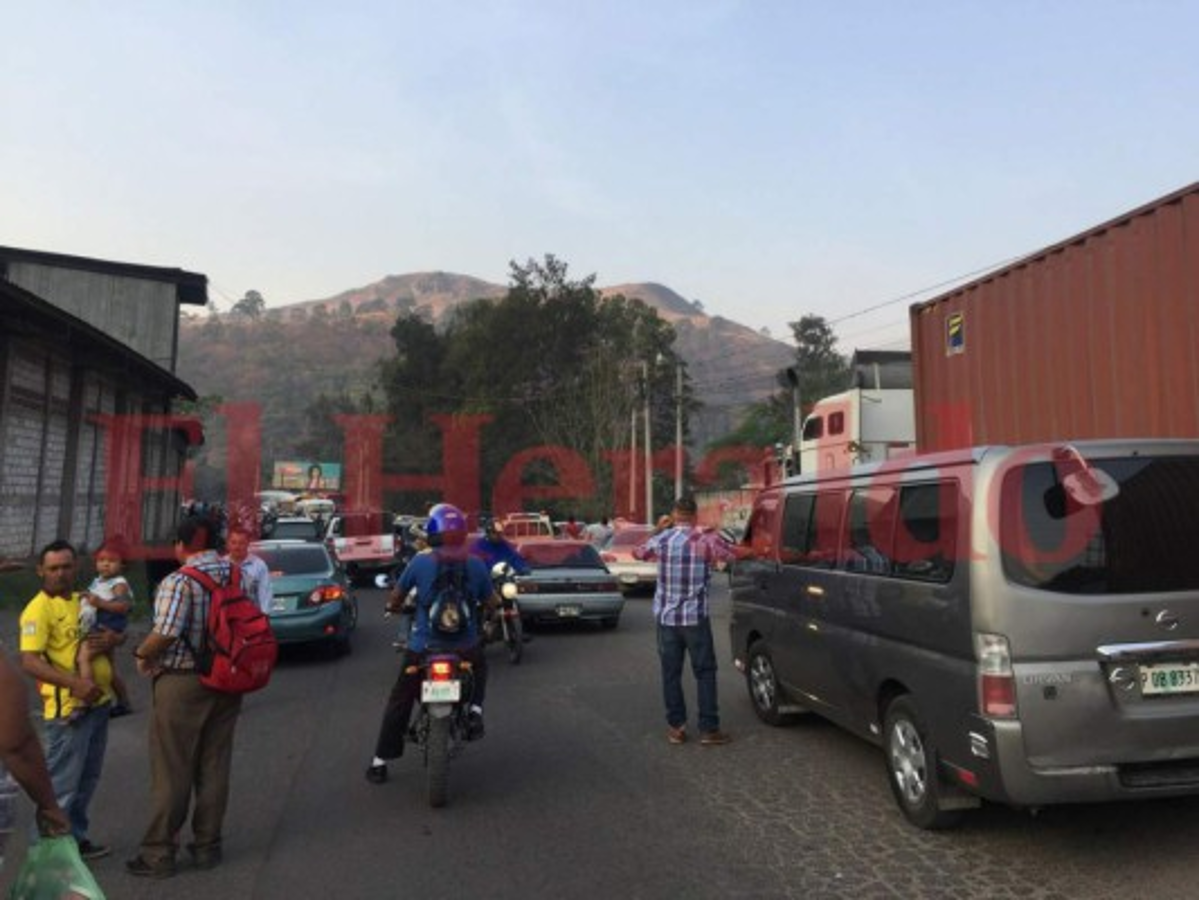 Pobladores de 10 comunidades se toman la carretera a Olancho exigiendo el proyecto de agua potable