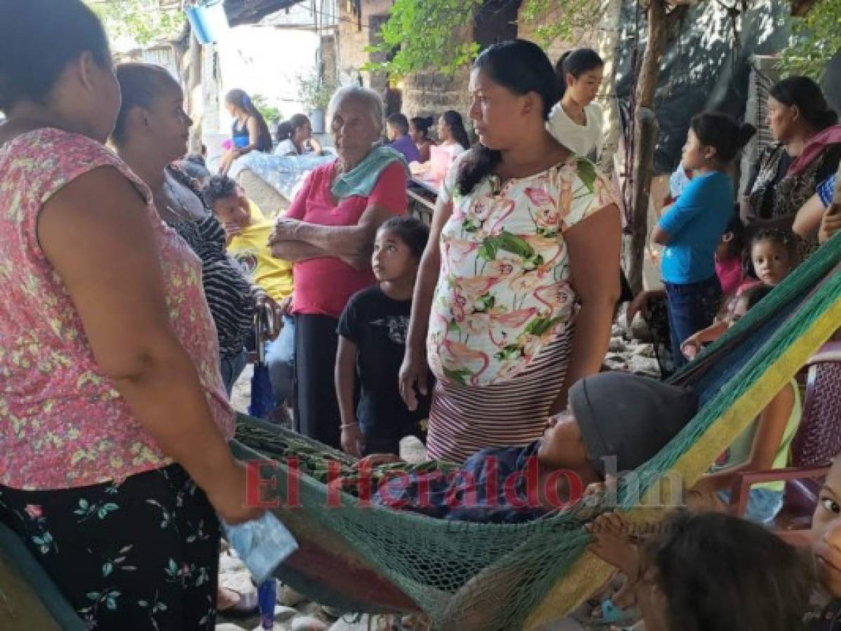 Ondina López (en la hamaca) está en constante vigilancia por sus vecinas y familiares por estar embarazada de cinco meses. Foto: Gissela Rodríguez/ EL HERALDO