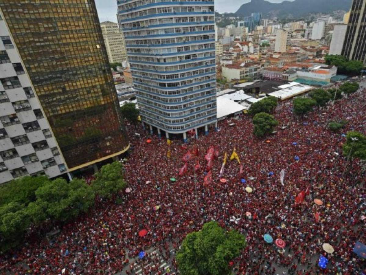 Hinchas de Flamengo inundan las calles de Río de Janeiro