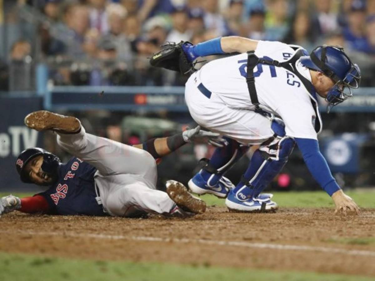 Austin Arnes de Los Dodgers y Eduardo Núñez de Boston en la acción que generó la carrera del triunfo de los Medias Rojas. Foto: Harry How / El Heraldo.