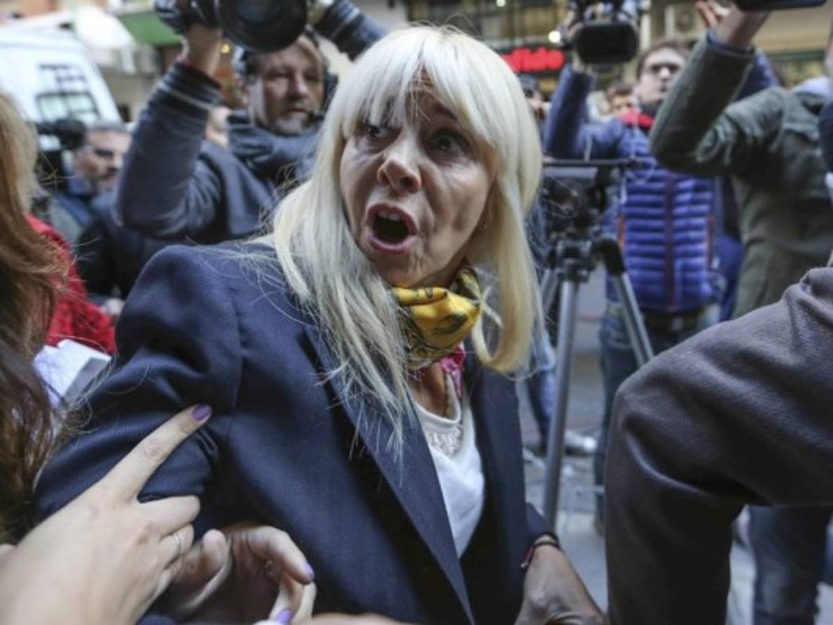 Allanan casa de la exesposa de Maradona, a pedido del exfutbolista