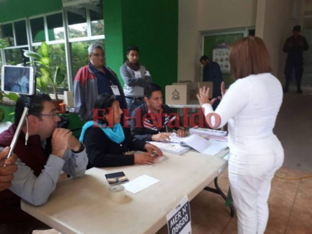 Impiden votar a Eva Fernández 'Corazón azul' por llevar marcadas las manos