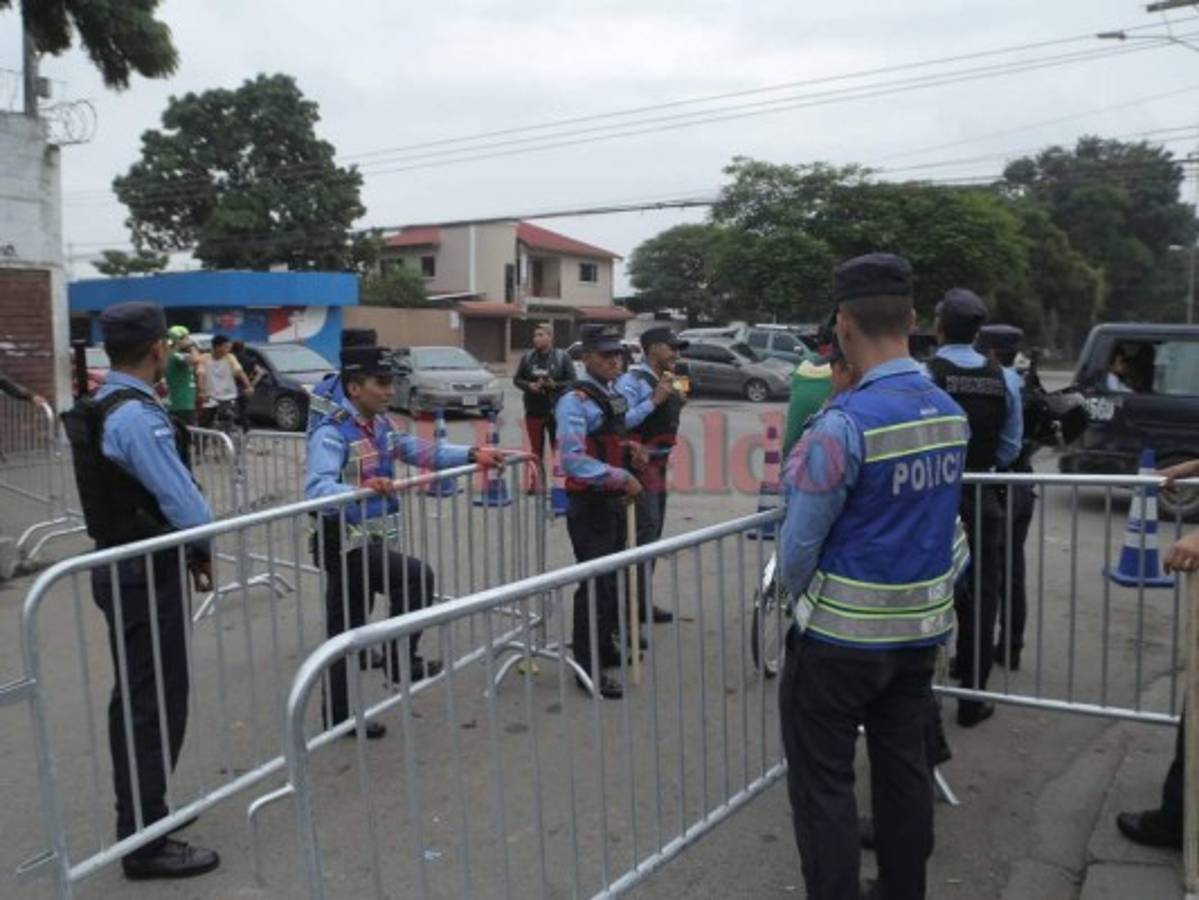 Aficionados molestos con estrictas medidas de seguridad en el Yankel Rosenthal