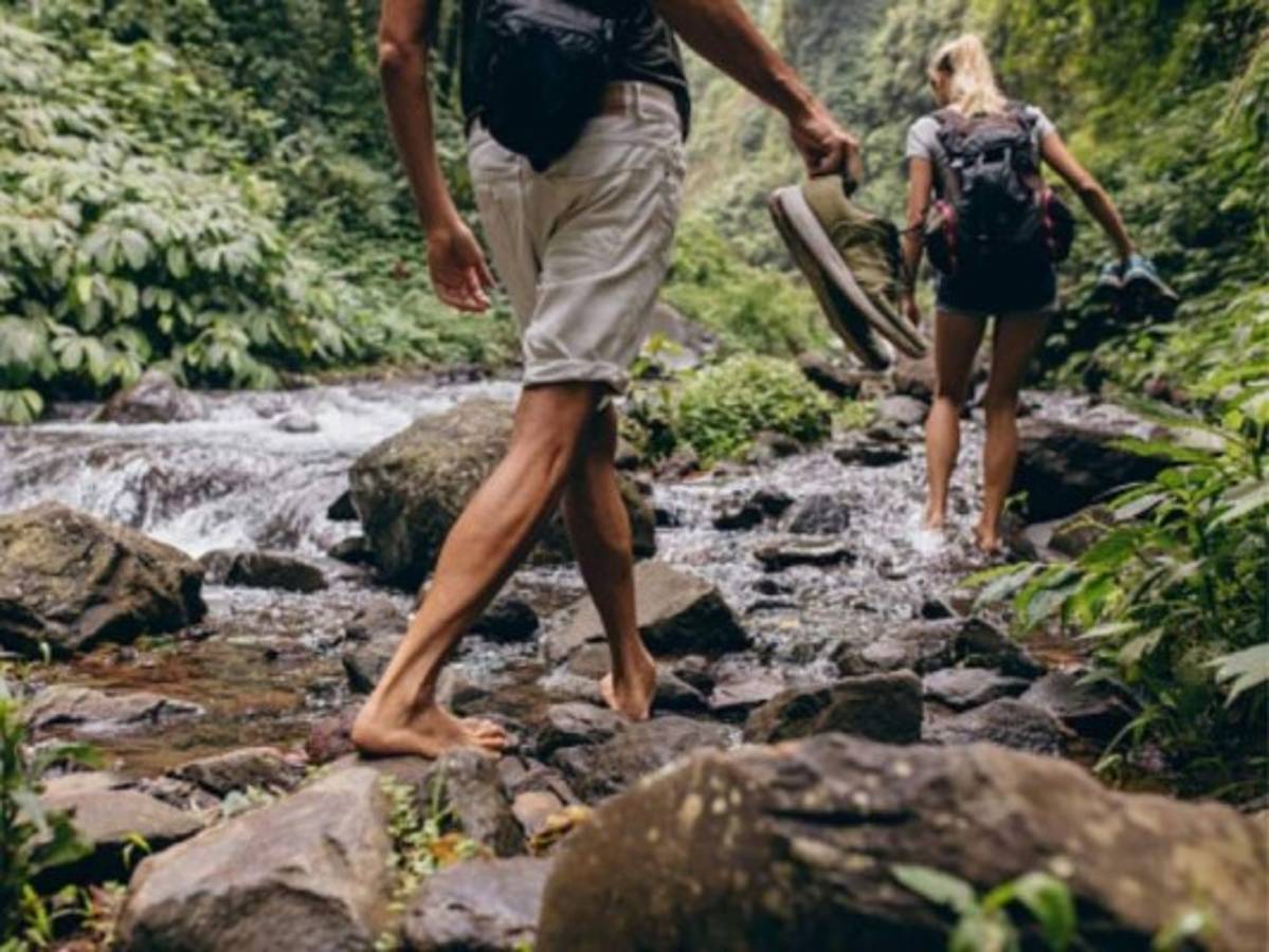 Visitar la playa, una piscina o aventurarse a lo profundo del bosque puede ser una desintoxicación para la relación. Foto: Pixabay.