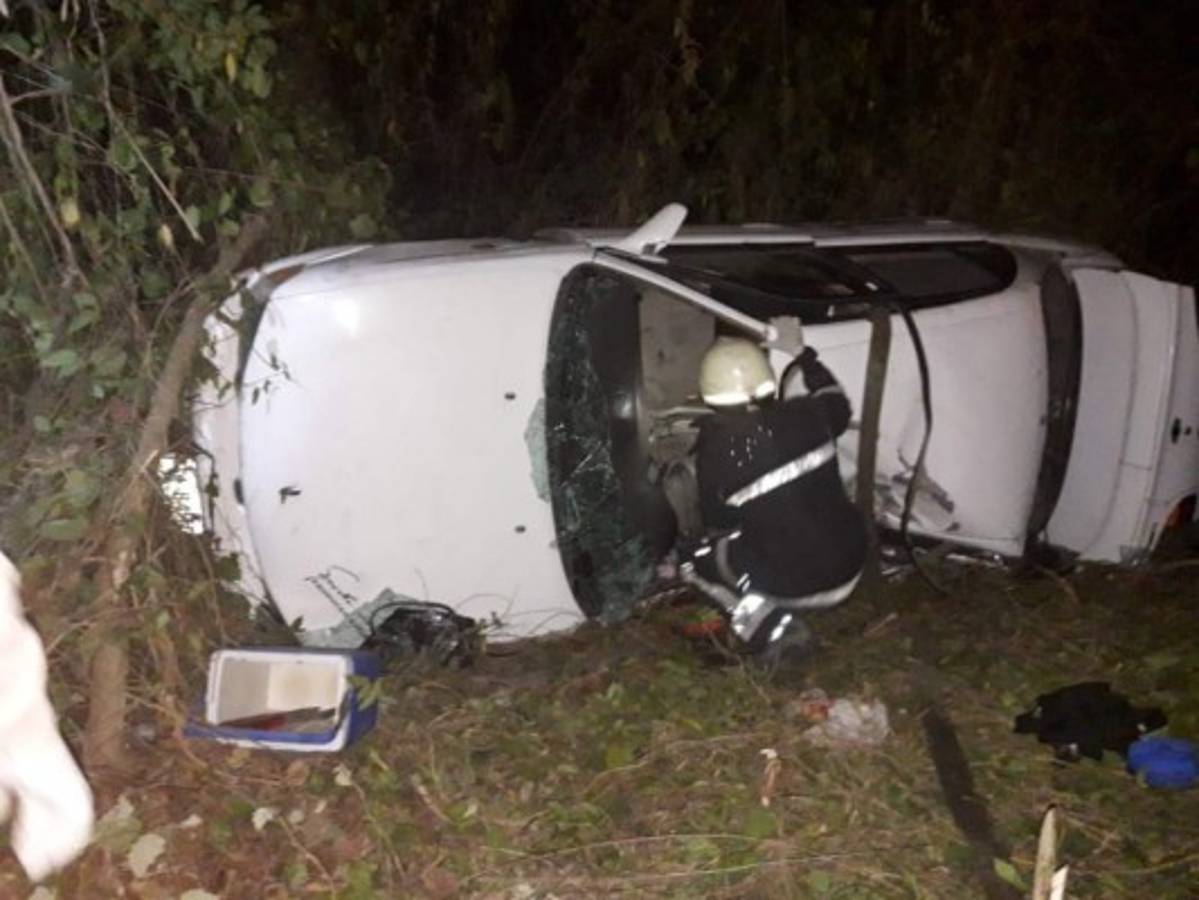 Niño de cuatro años muere y cuatro personas resultan heridas en volcamiento de vehículo