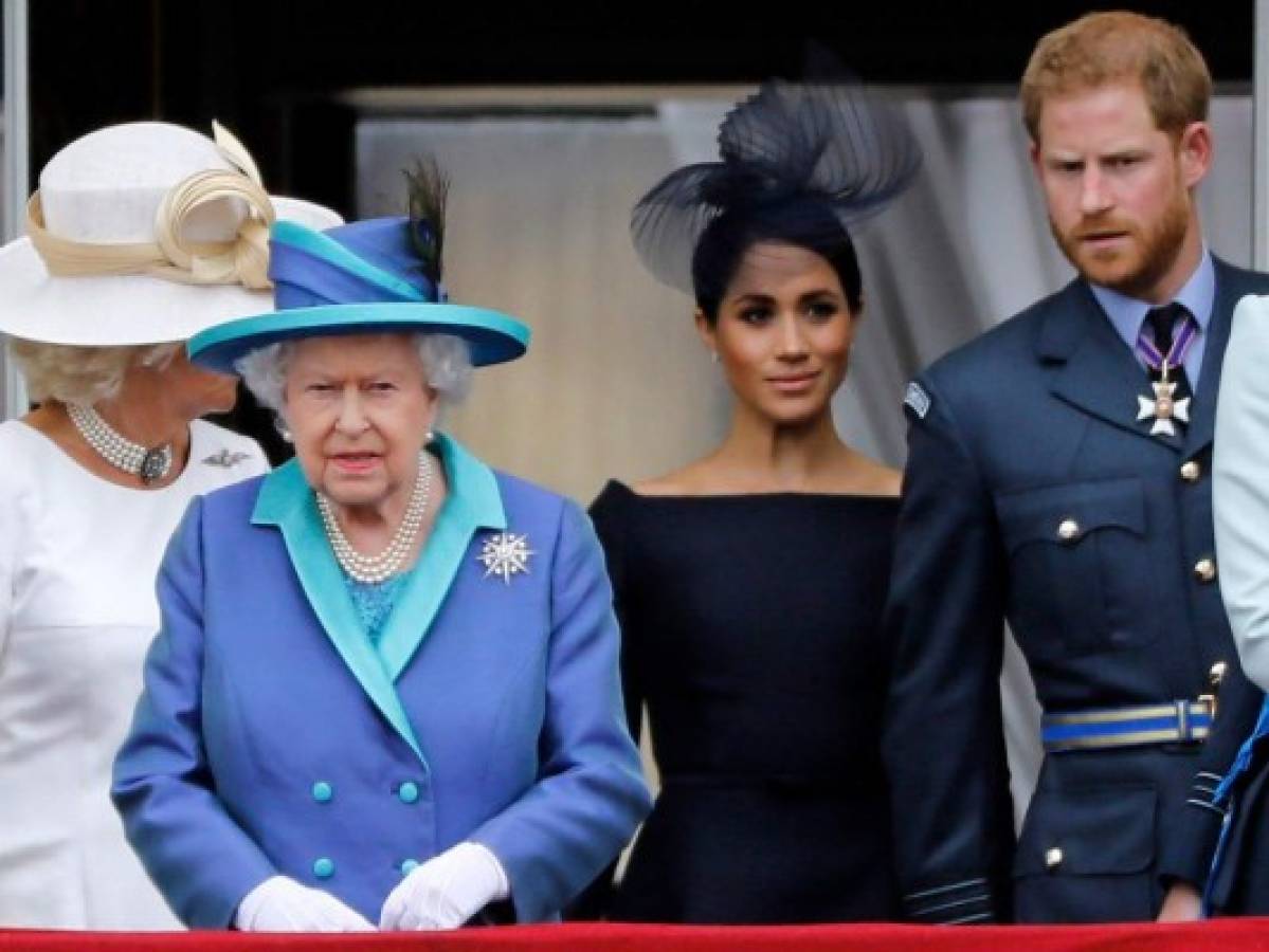 La reina Isabel II informa que Harry y Meghan renunciarán a sus títulos reales