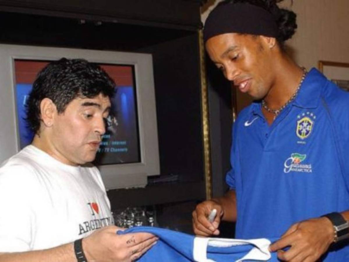Maradona invita a Ronaldinho a pasar por Argentina cuando salga de prisión
