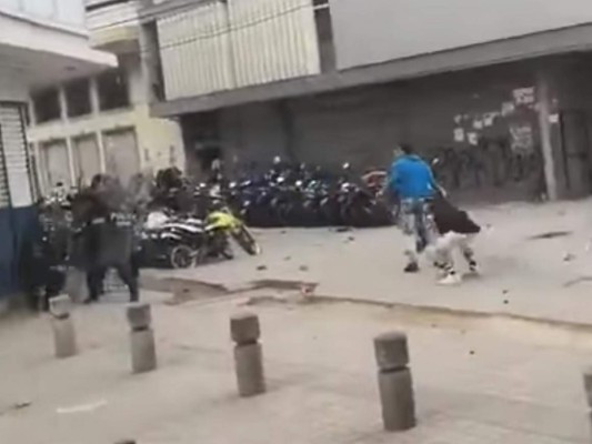 Los vendedores acorralaron a los miembros de la Policía en el centro de Tegucigalpa.
