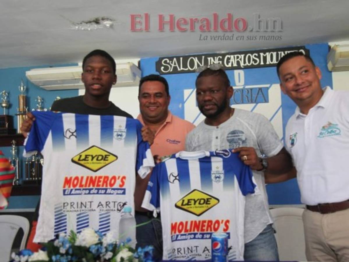 A sus 46 años, Tyson Núñez es presentado como nuevo fichaje del Victoria junto a su hijo