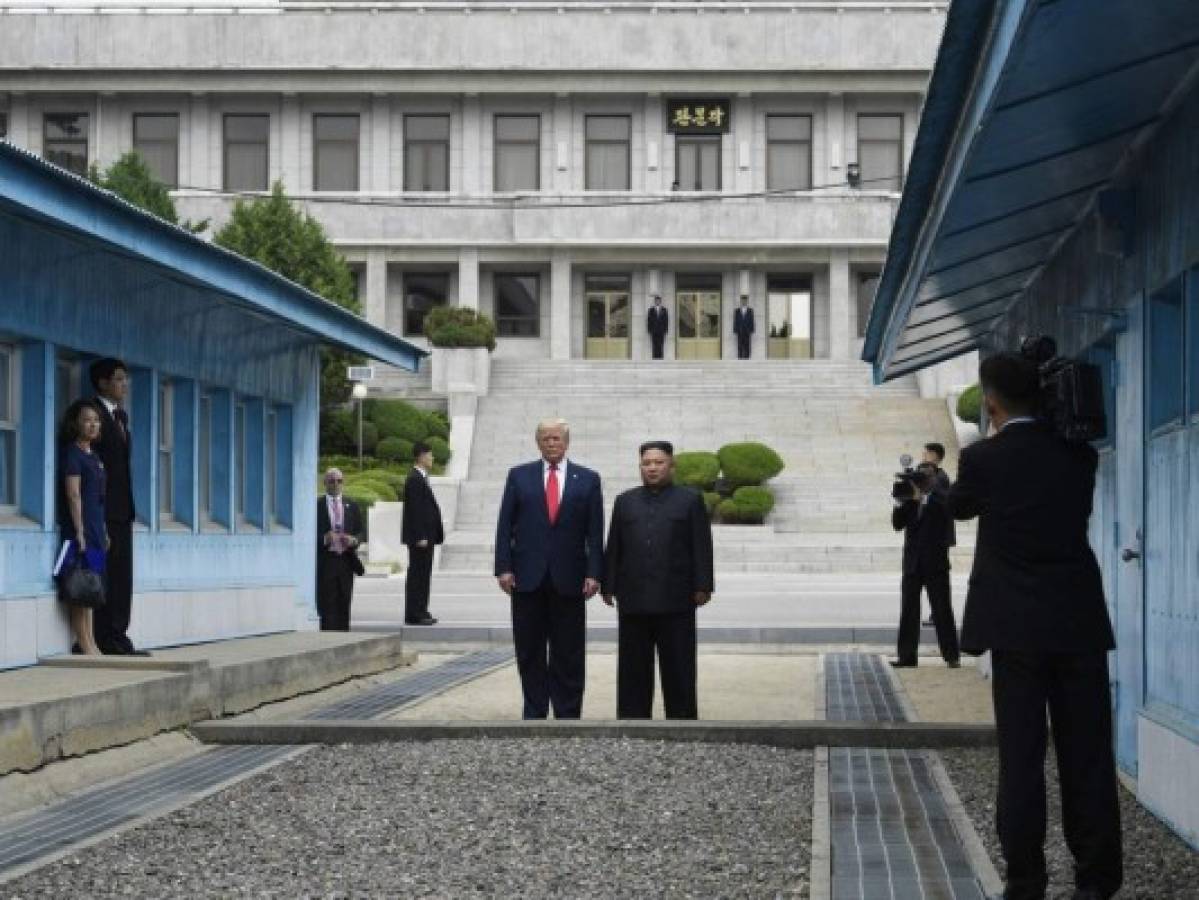 Kim Jong y Trump se saludan en zona desmilitarizada