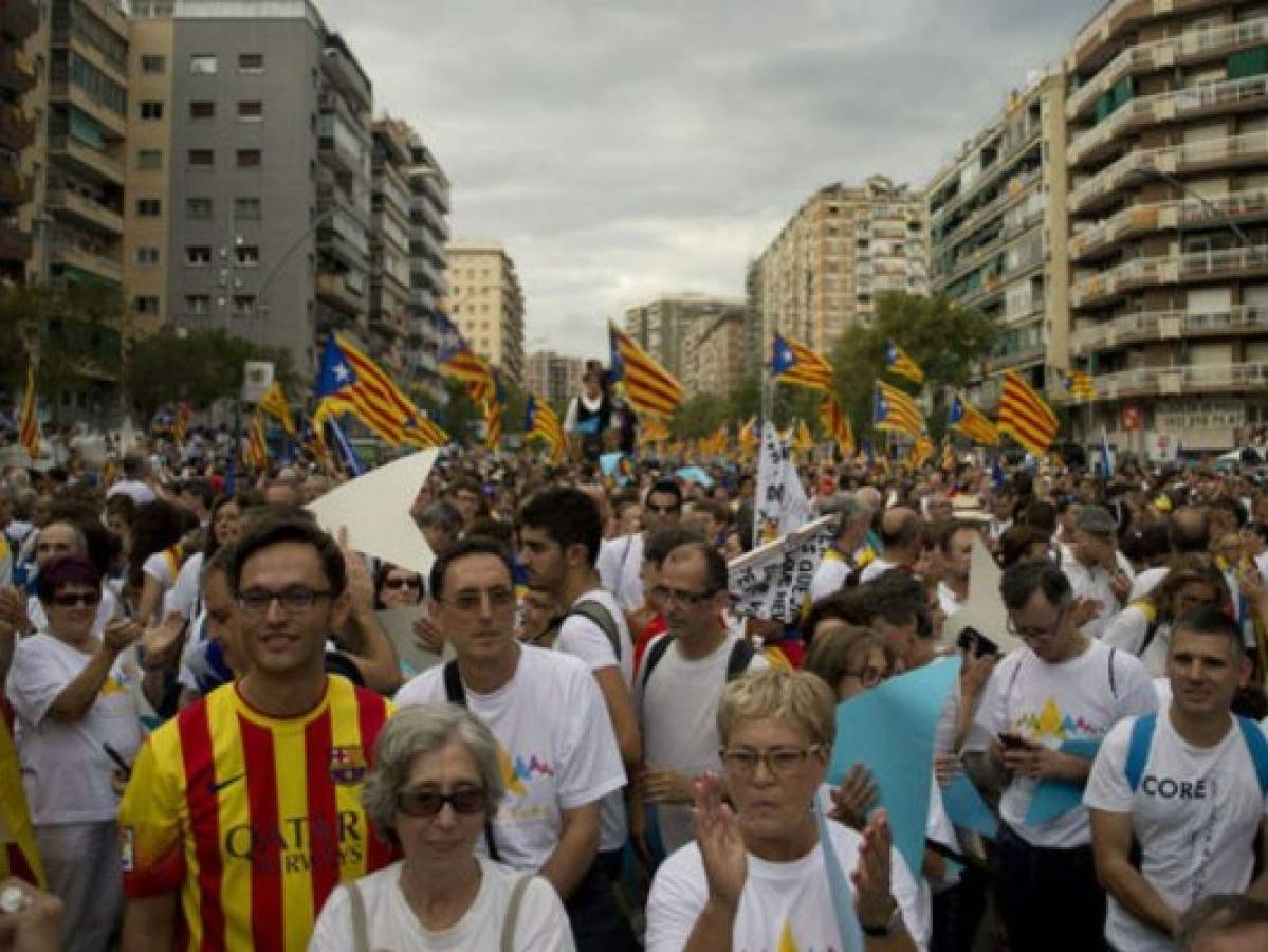 Tensión y duelo durante la fiesta nacional española, bajo la sombra de crisis catalana