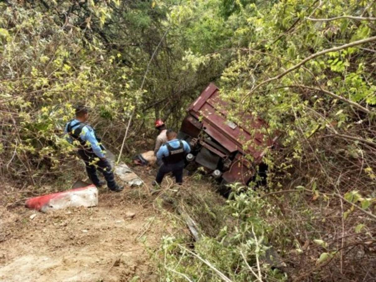 Un muerto y un herido tras despiste de volqueta en San Juancito