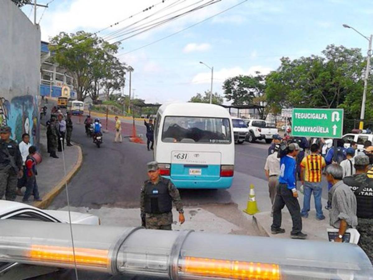 Pasajero frustra asalto y acribilla a delincuente