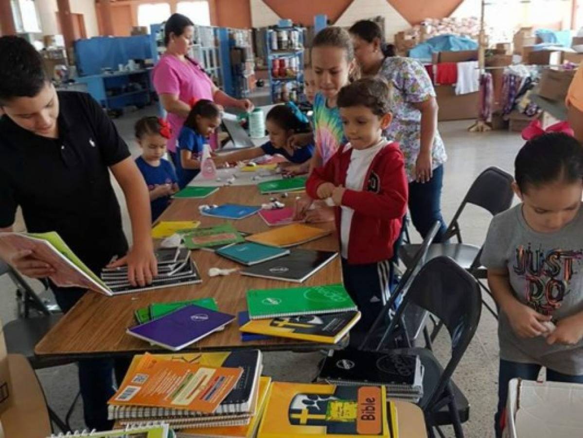 Cien niños de Villa Nueva reciben un kit escolar para acudir a clases