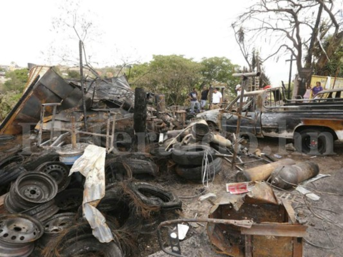 Voraz incendio consume taller automotriz en la capital de Honduras