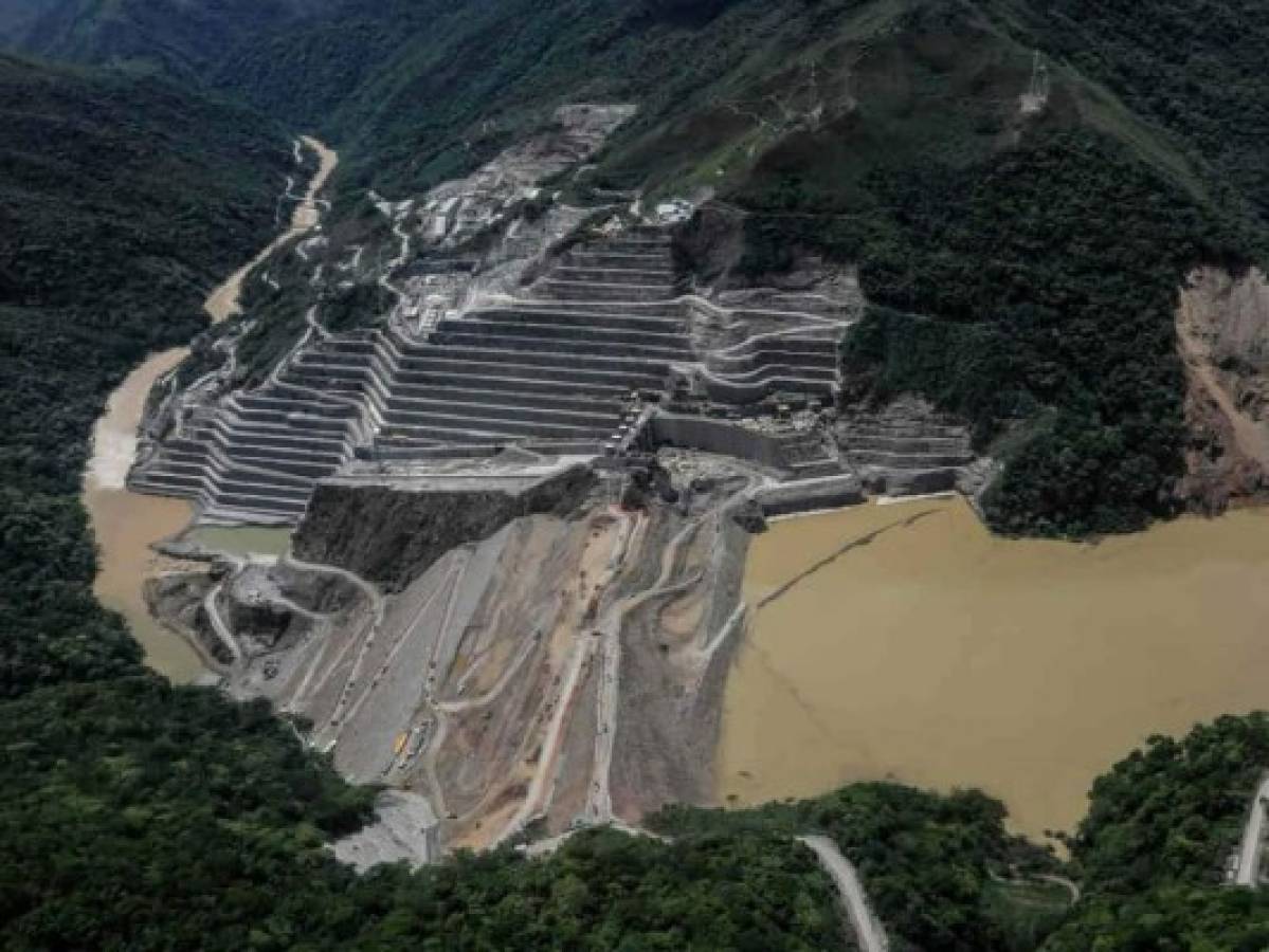 Más de mil evacuados por emergencia en hidroeléctrica en Colombia