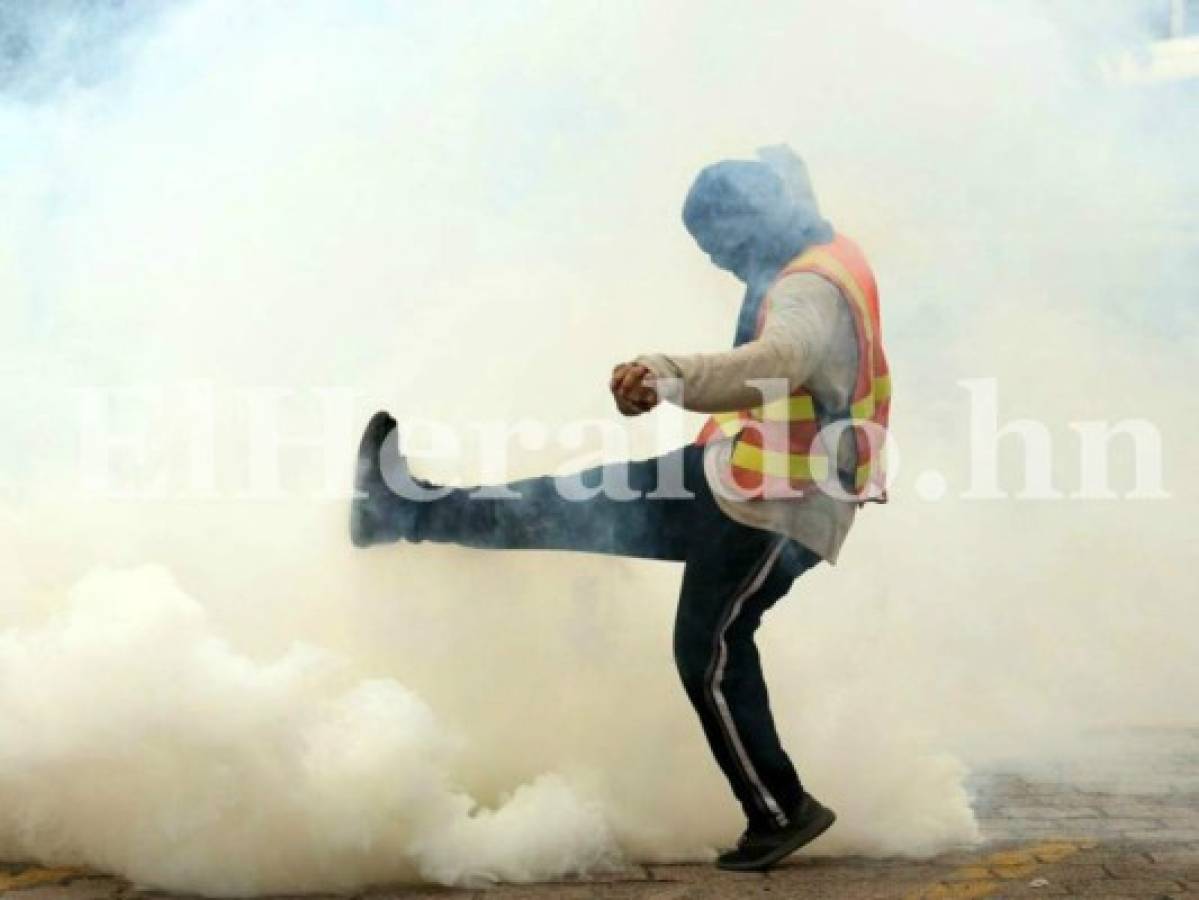 Suspenden a policías que usaron gas pimienta contra estudiantes de la UNAH