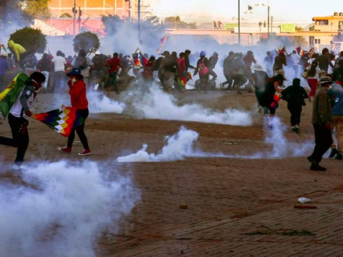 Policía y militares disuelven protesta campesina contra gobierno de Áñez en Bolivia