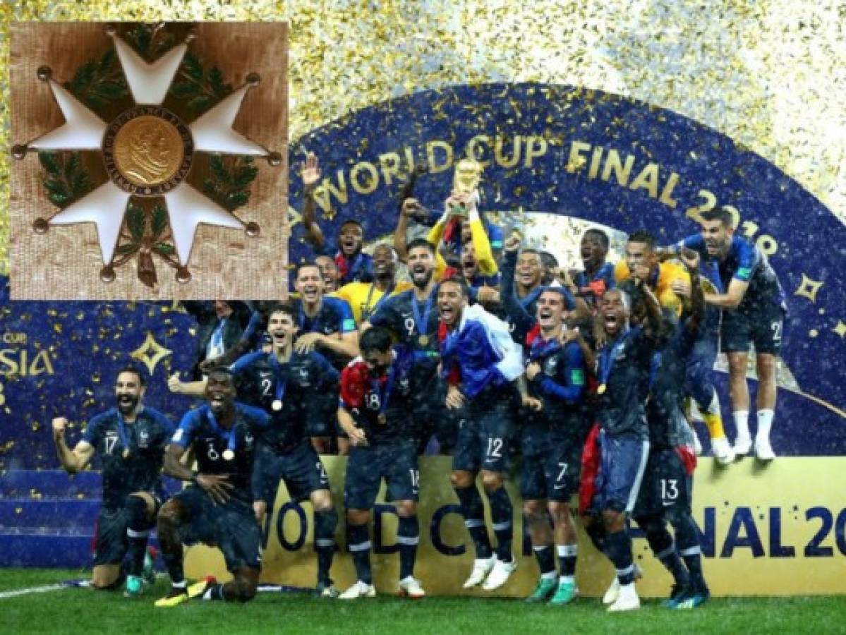 Los 23 futbolistas campeones del mundo condecorados en Francia 
