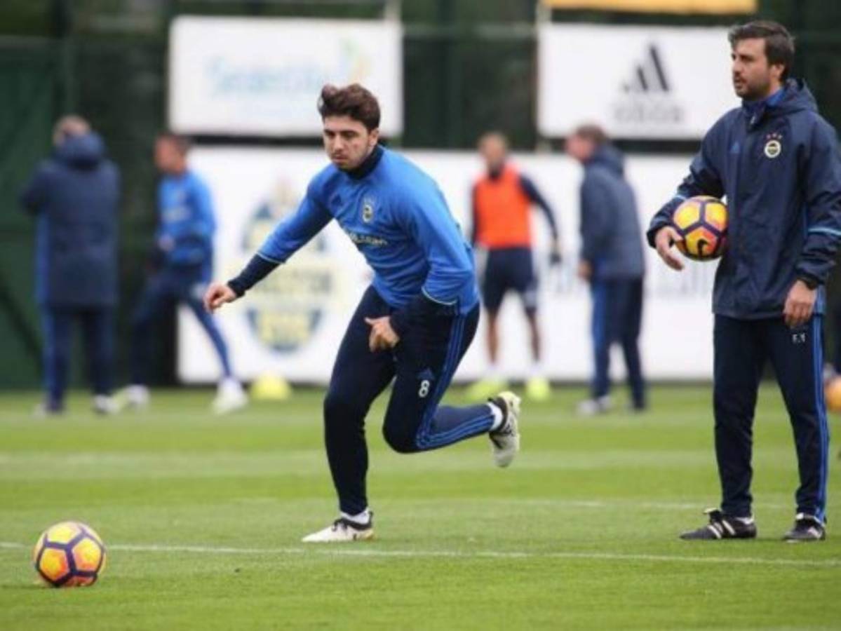 El futbolista turco Ozan Tufan, detenido por contrabando de autos de lujo