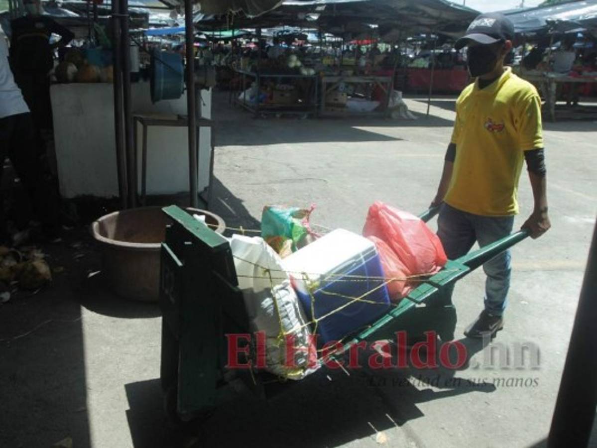 'Yo todo el pisto que hago se lo doy a mi mamá”: Edison y su trabajo en el mercado
