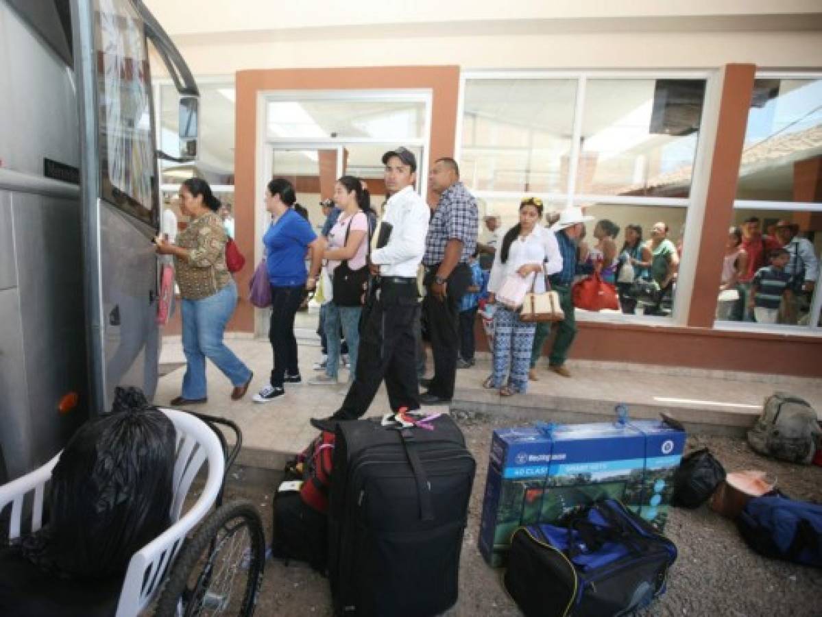 Unos 10,000 pasajeros por día esperan en terminales de la capital de Honduras