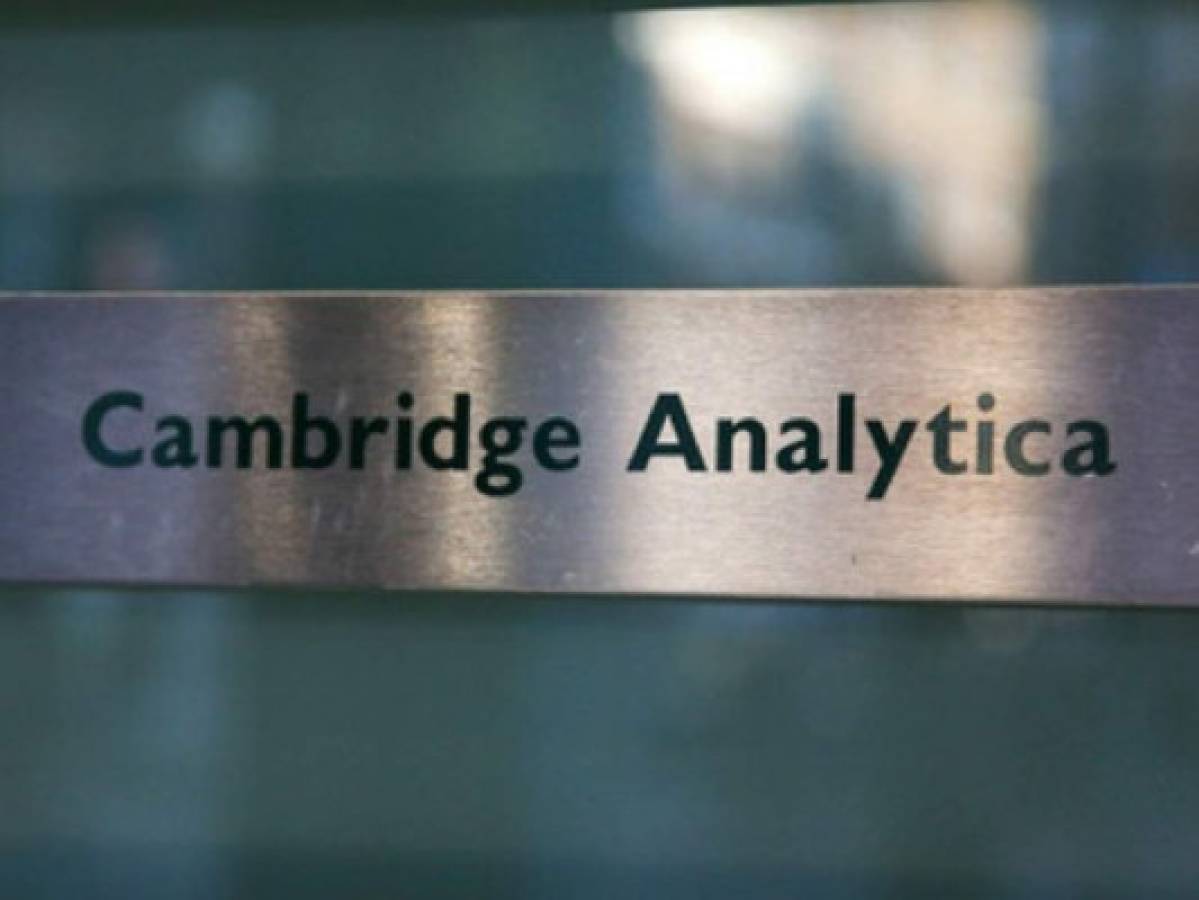 Cambridge Analytica, involucrada en escándalo Facebook, anuncia cese de operaciones