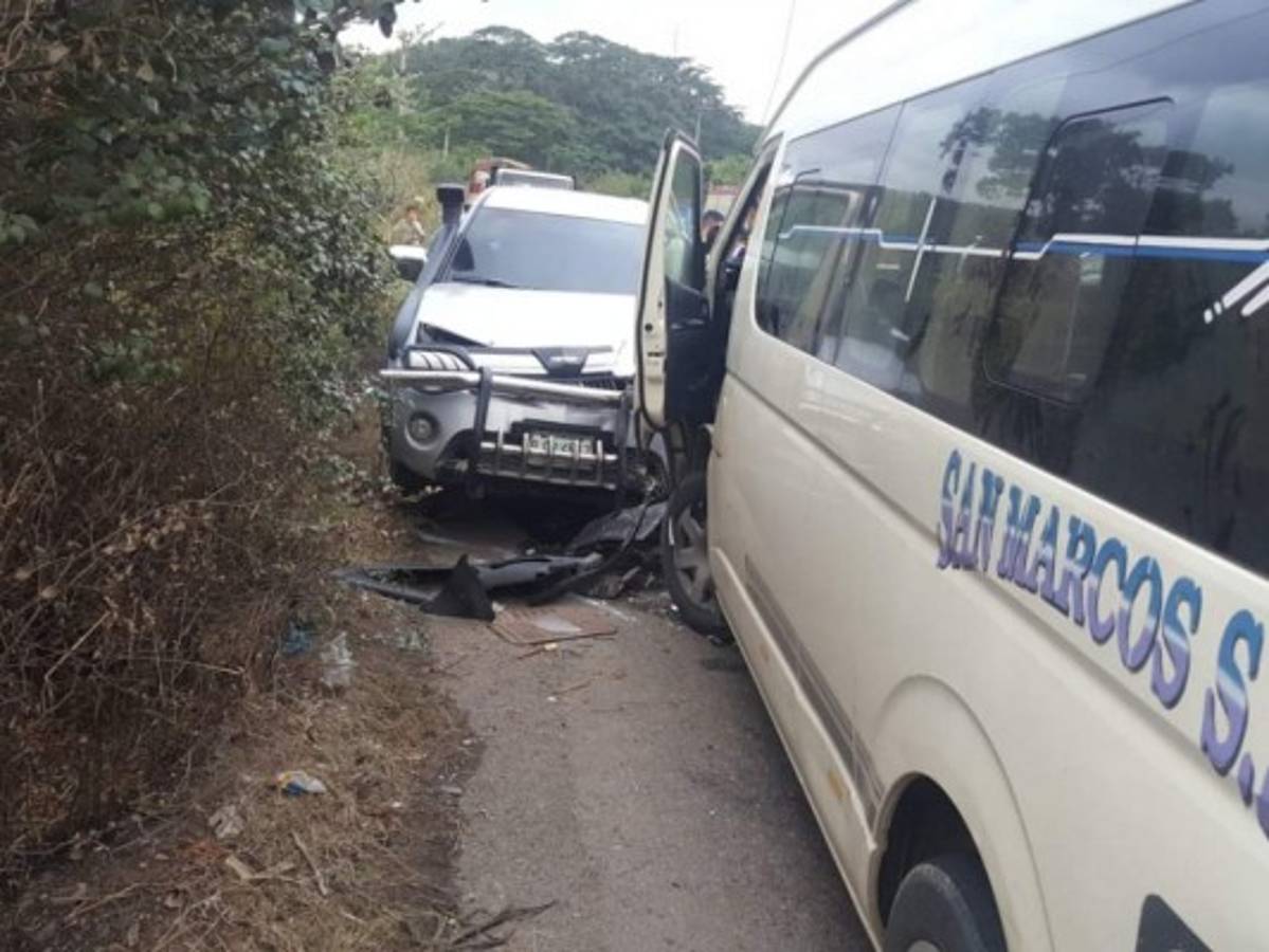 Fuerte colisión deja tres personas heridas en Santa Bárbara
