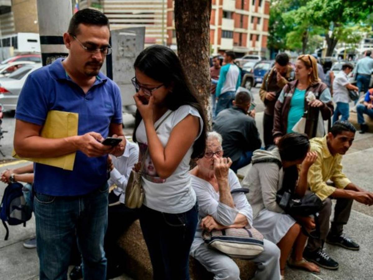 Venezolanos abarrotaron consulado chileno en busca de visa especial