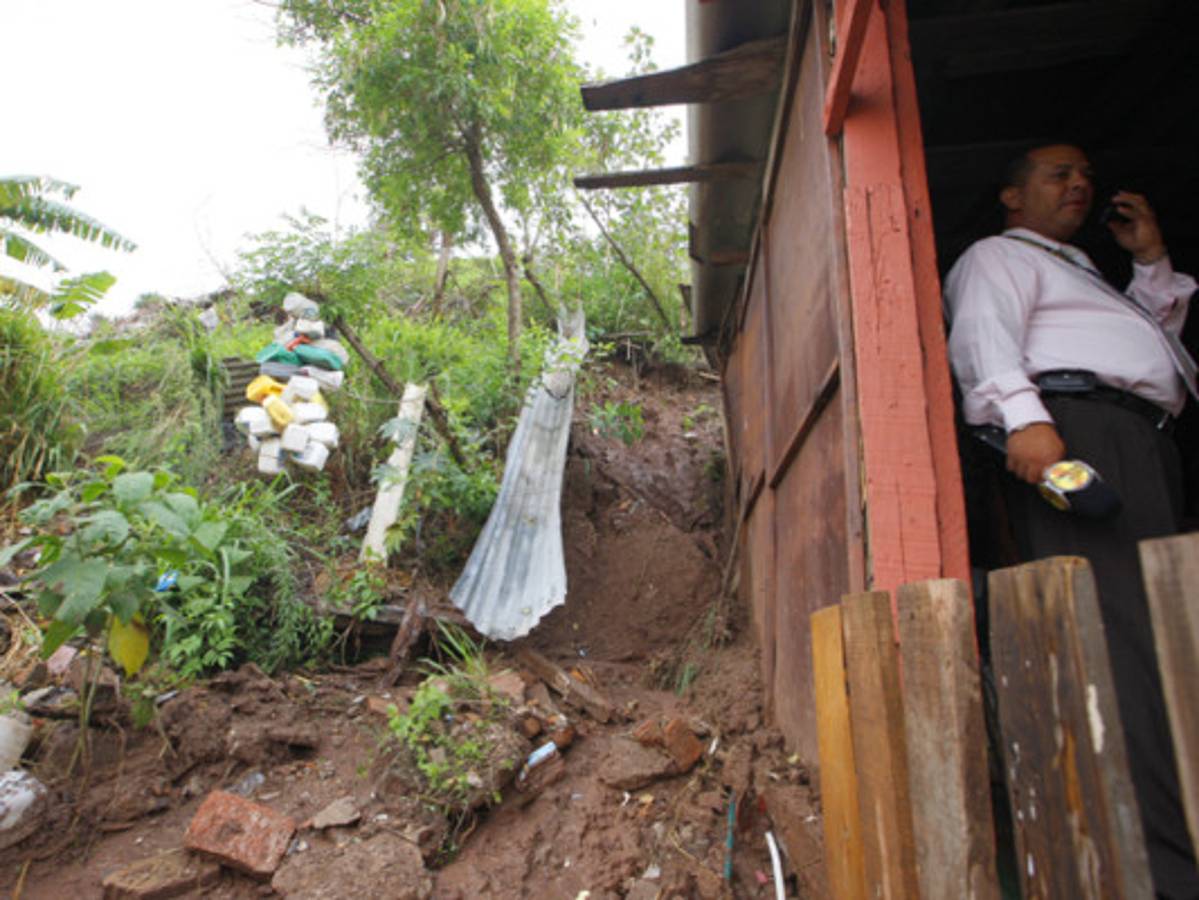 Alerta por deslizamiento en La Fraternidad tras 30 minutos de lluvia